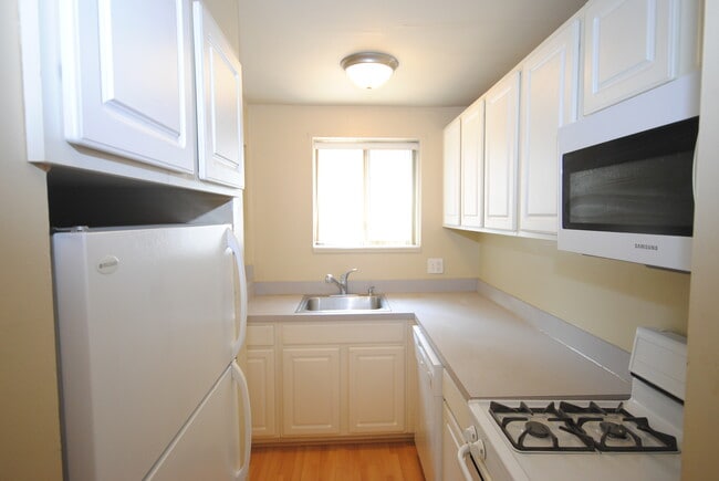 One-Bedroom Kitchen - 817 Arch St