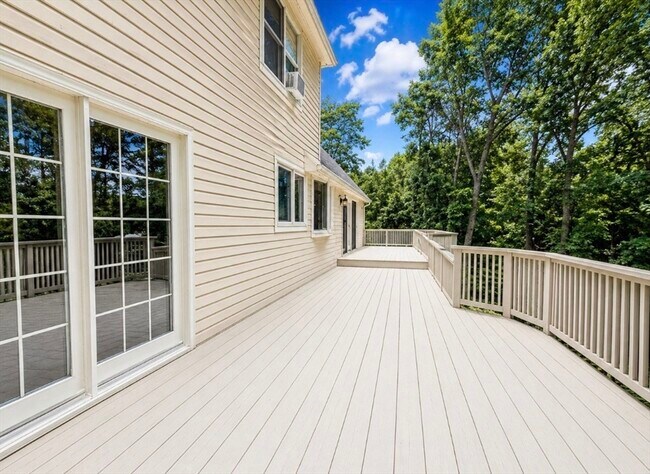 Foto del edificio - 31 Woodside Cir