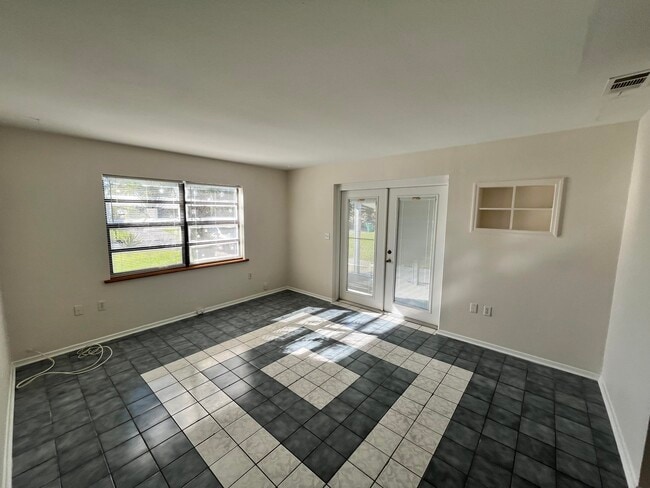 Building Photo - 2244 Shelby Dr