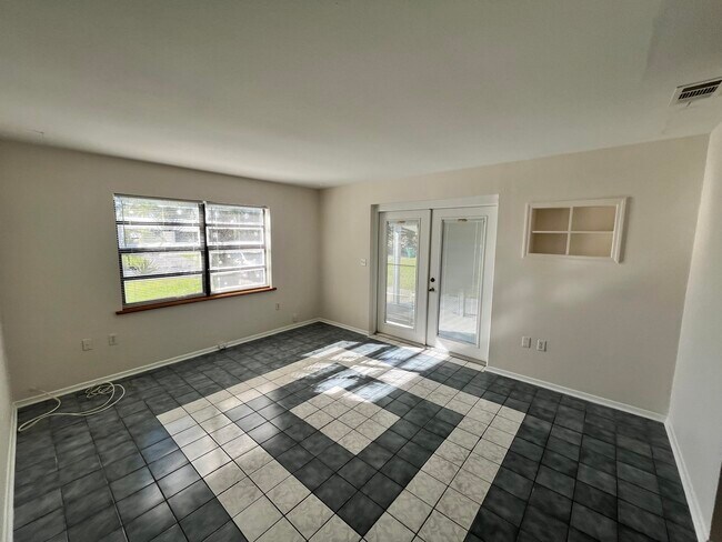Foto del edificio - 2244 Shelby Dr