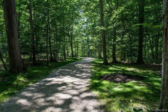 Building Photo - 12 Dogwood Ln