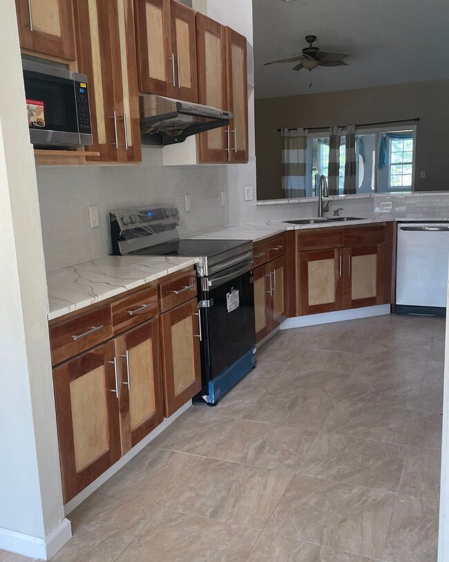 Building Photo - 3213 Azalea Cir