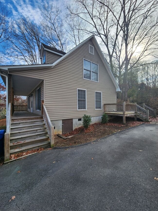 Building Photo - Asheville Rental!