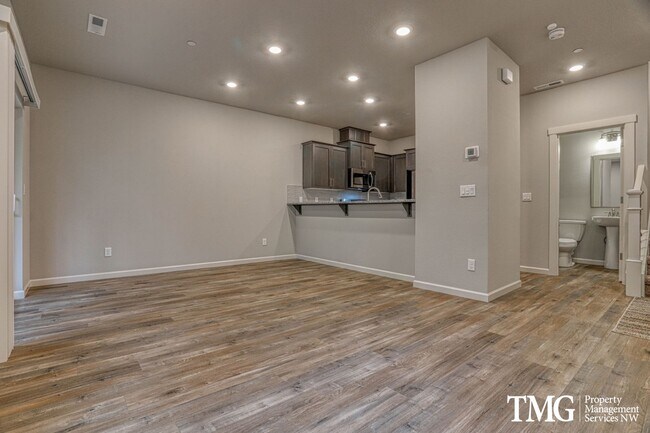 Building Photo - Stunning 3 Bedroom Townhome in Prestigious...