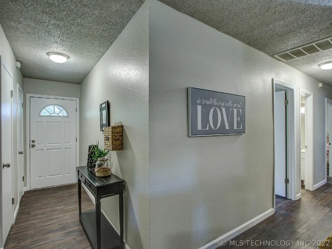 Foto del edificio - 4301 S Elm St