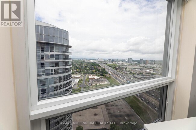 Building Photo - 125 Village Green Square