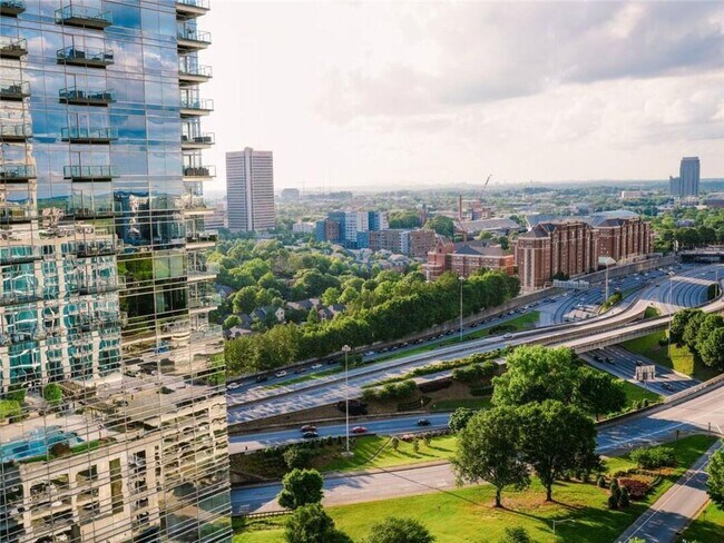 Foto del edificio - 400 W Peachtree St NW