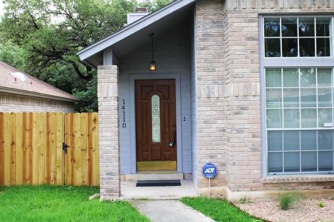 Building Photo - 3-BEDROOM IN CASTLE HILLS FOREST