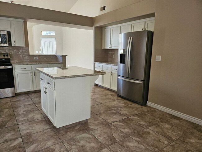 Foto del edificio - Completely remodeled home at Maple & Inter...