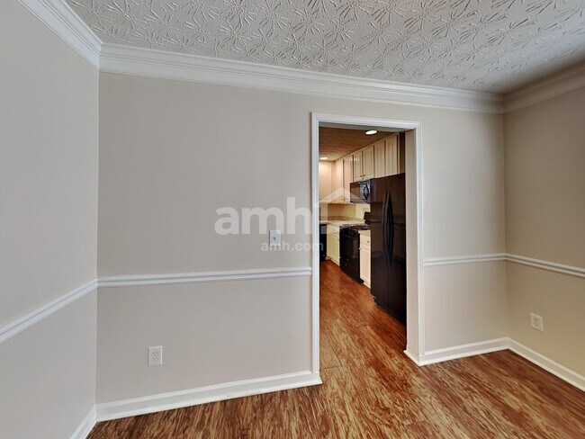 Foto del edificio - 327 Meadows Ln
