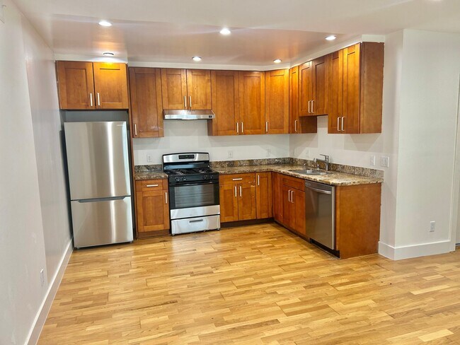 Foto del edificio - 1381 Revere Ave