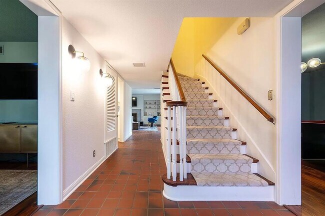 Foto del edificio - 6106 Cherrylawn Cir