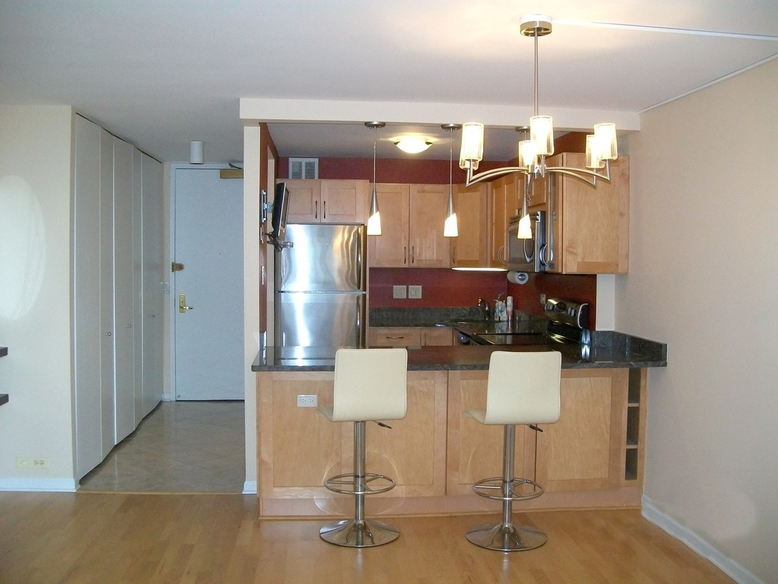 Primary Photo - 2650 N Lakeview Ave