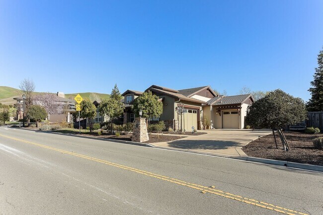 Building Photo - 2295 Westbridge Ln