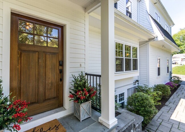 Foto del edificio - 1548 Great Plain Ave