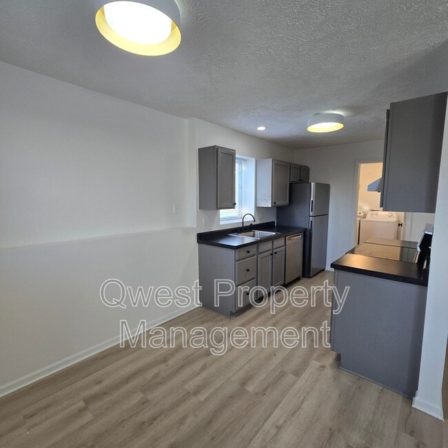 Building Photo - 3829 Silver Lake Rd