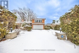 Building Photo - 83 Deep Dene Dr