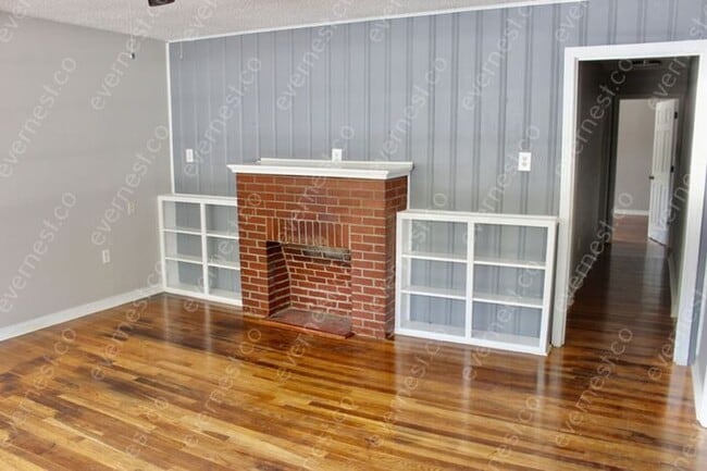 Building Photo - 4 BED & 2.5 BATH / PET-FRIENDLY / S8 ACCEPTED