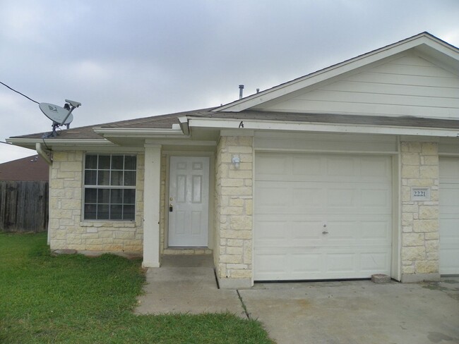 Building Photo - 2221 Creekside Ln