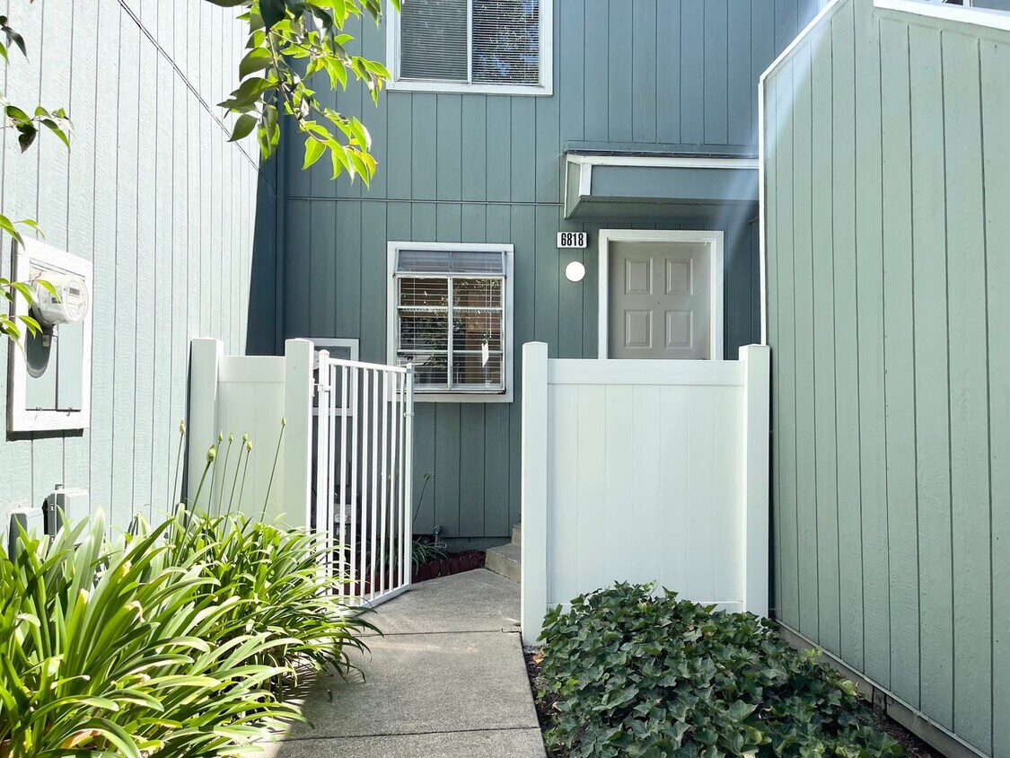 Foto principal - Updated 2 Bedroom Condo in Rohnert Park w/...