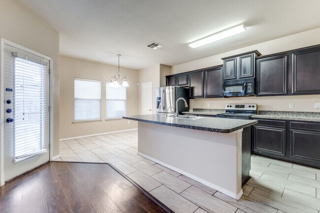 Building Photo - Three Bed, Two Bath Half Duplex near Mesquite Airport, Available Feb 10th.