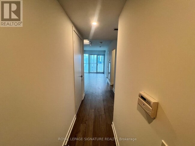 Building Photo - 88 Queen St E