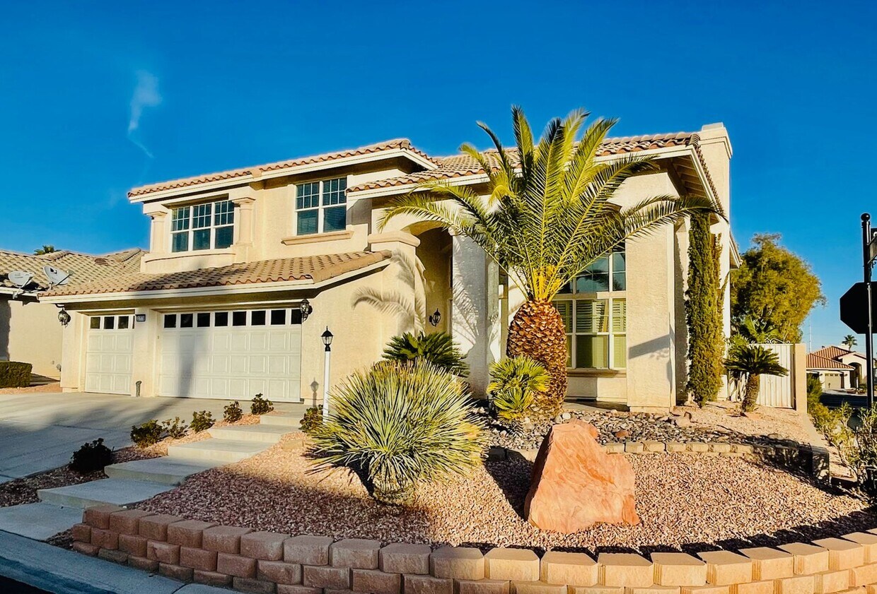 New Hardwood floors, freshly paint in 4 bd... House Rental in Las