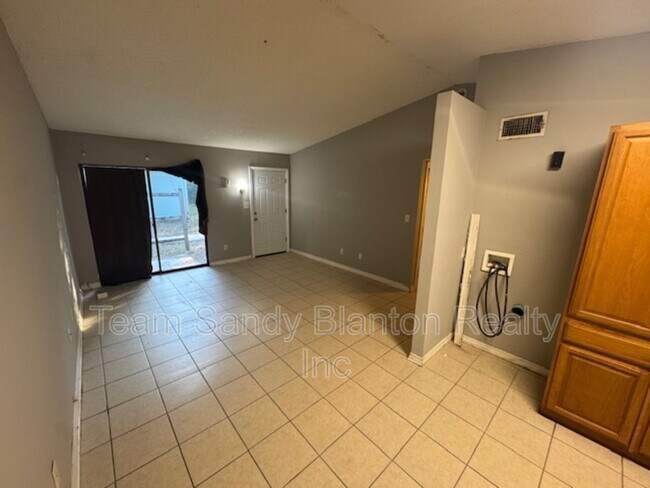 Foto del edificio - 6823 Tiki Ln