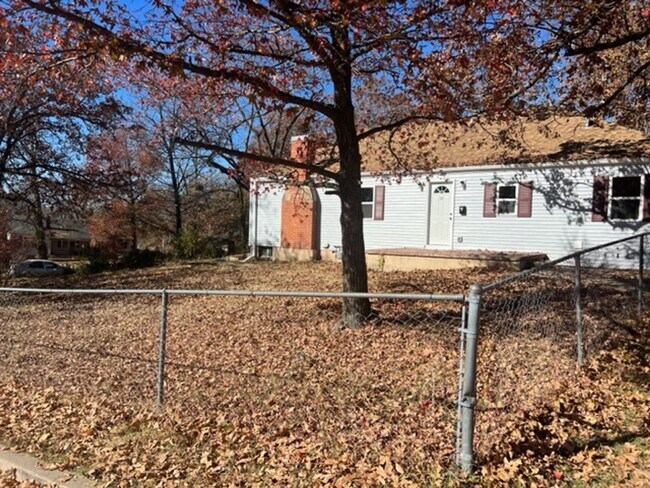 Foto del edificio - Spacious 3 bedroom 2 bath home with fenced...