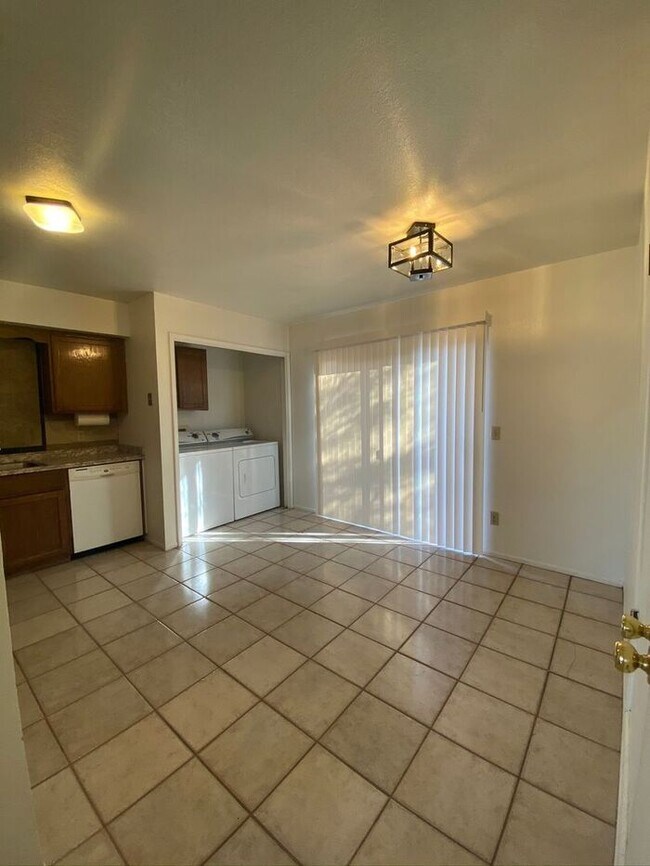 Foto del edificio - 5758 E 24th St