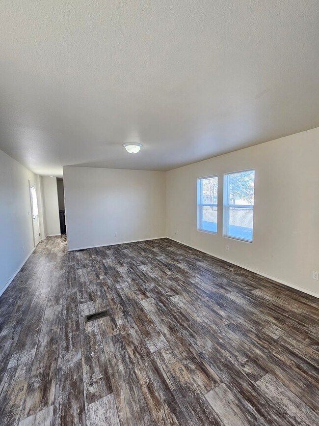 Foto del edificio - Updated Three Bedroom Home