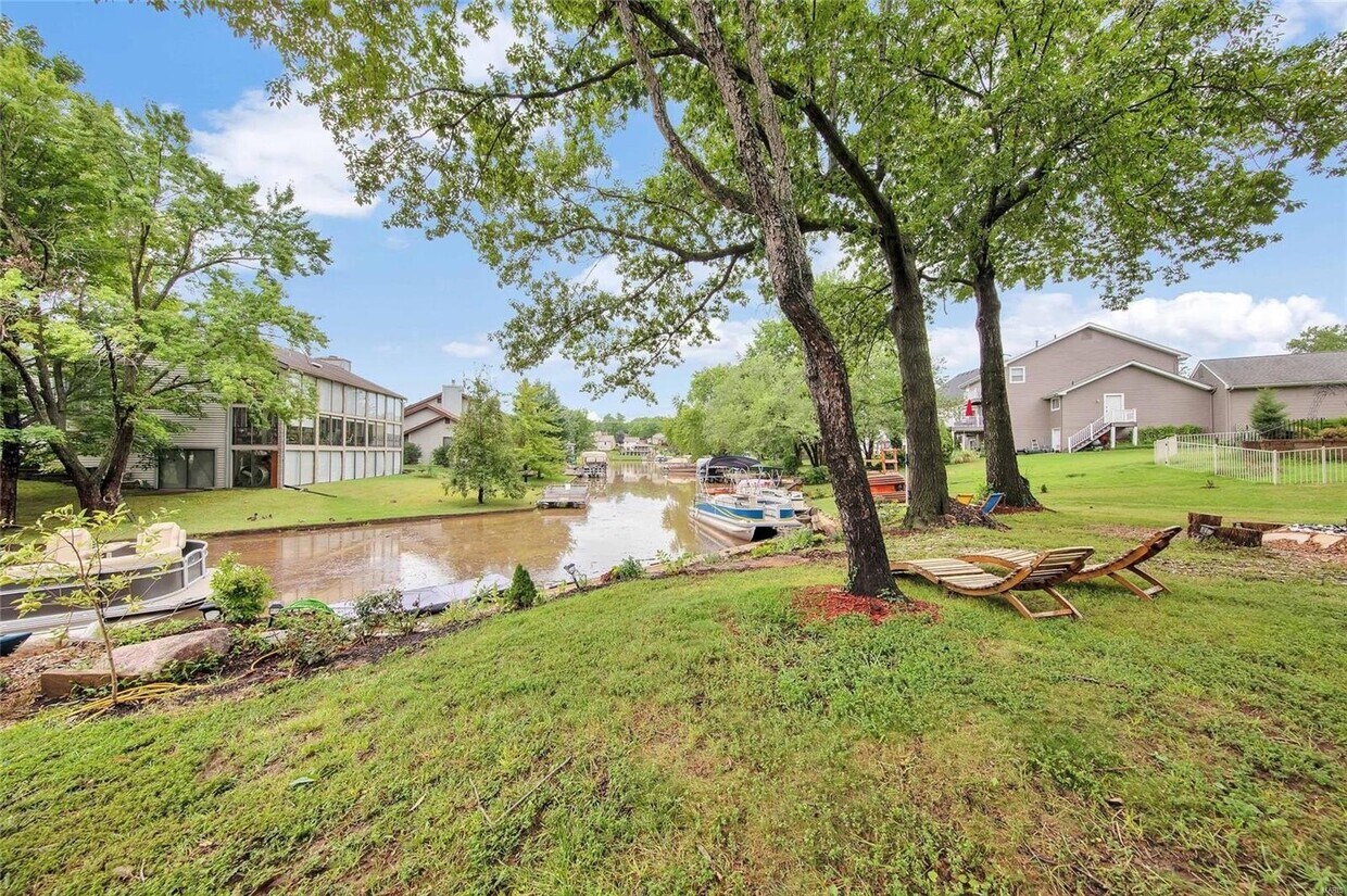 Building Photo - 330 Villa Dr