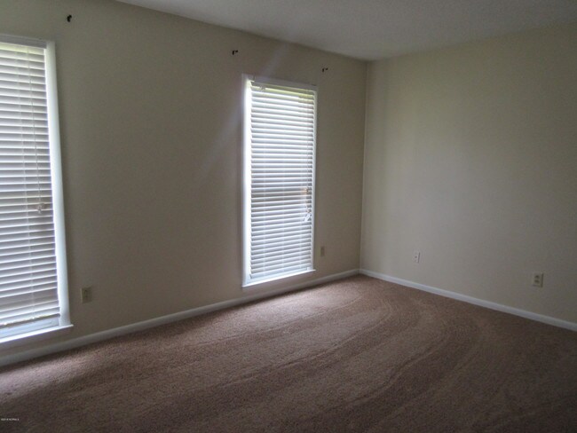 Building Photo - 117 Valencia Dr