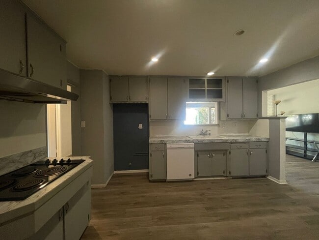 Building Photo - Quartz Hill 3 Bedroom 2 Bathroom