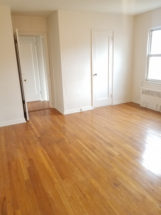 King Bedroom - 205 S Broadway