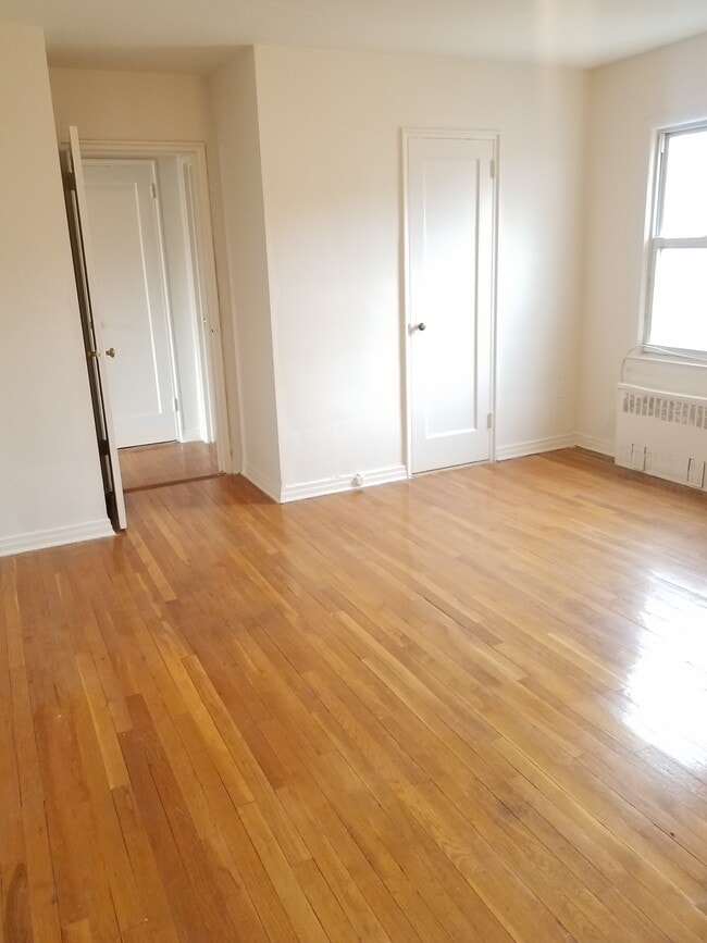 King Bedroom - 205 S Broadway