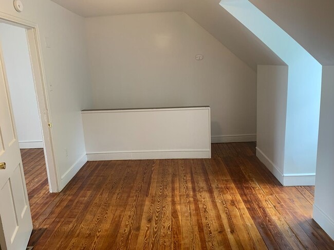 Building Photo - Newly Renovated 3 Bedroom with Parking! Vi...
