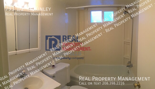 Foto del edificio - 2 Bedroom 1 bath Apartment - Lower level a...