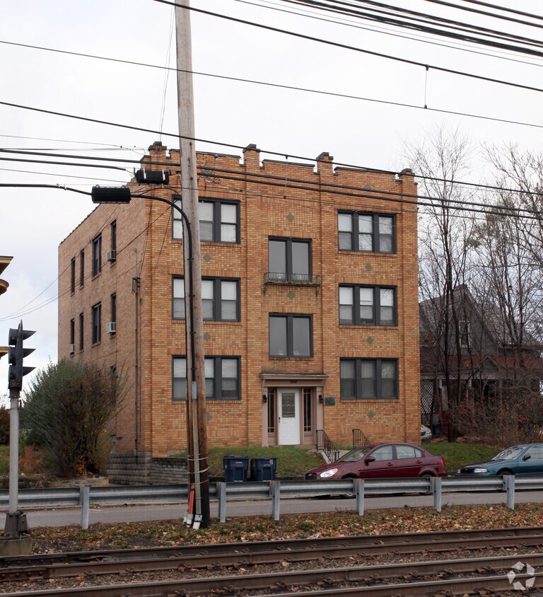 Primary Photo - 2716 Broadway Ave