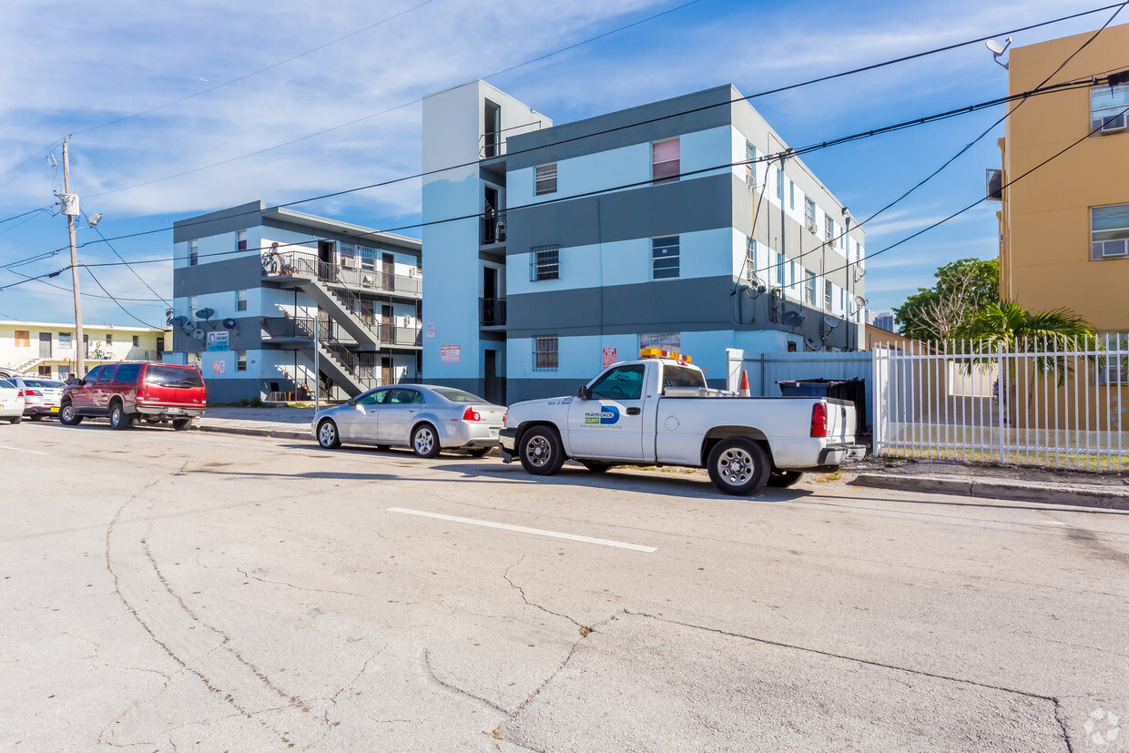 Primary Photo - Pelican Apartments