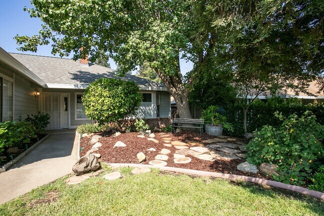 Foto del edificio - Gorgeous home with a 3 Car Garage!