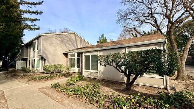 Building Photo - Charming and Move-In Ready, 3BD/2BA, Single-Story TH Near Downtown Danville- Available NOW!