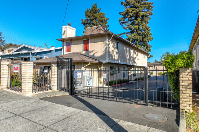 Building Entrance - 3820-3826 39th Ave