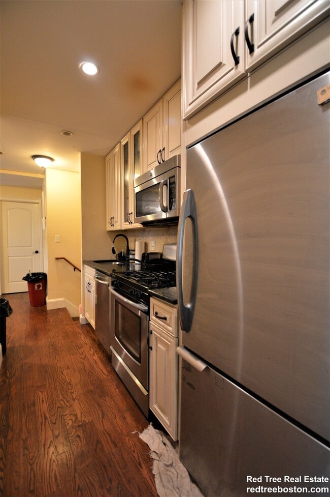 Building Photo - 2 Iroquois St