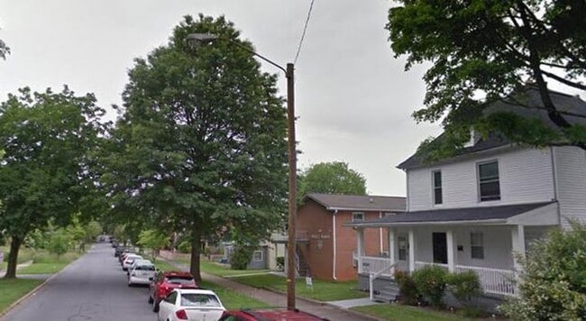 Building Photo - 306 W Maple St