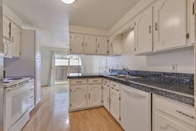 Foto del edificio - Freshly Updated 3-Bedroom Home with Fenced Backyard in Forest Grove!