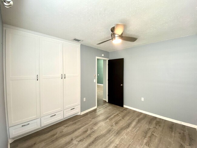 Building Photo - Modern Design 3 Bedroom 2 Bath