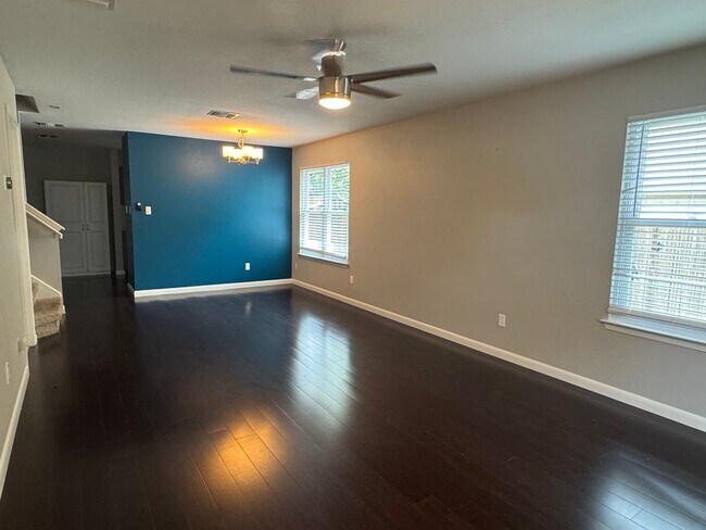 Building Photo - 4 / 2.5 Near Parmer and McNeil