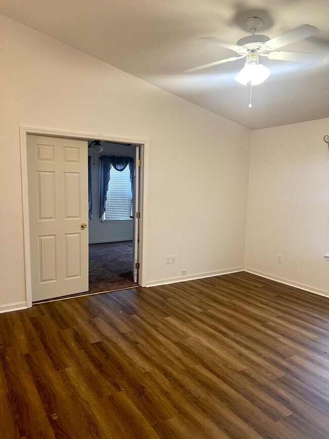 Foto del edificio - 107 Larkspur Ln