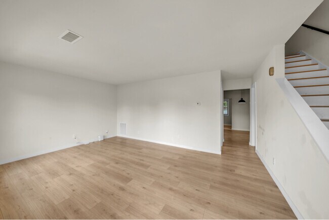 Building Photo - 610 Maplewood Dr